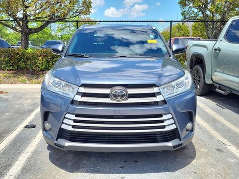 Used 2019 Toyota Highlander XLE image 2