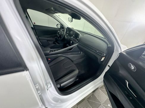 Used 2025 Hyundai Elantra Blue image 29