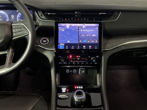 Used 2025 Jeep Grand Cherokee Limited image 27