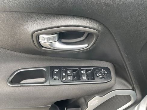 Used 2019 Jeep Renegade Latitude w/ Popular Equipment Group AWD/4WD image 25