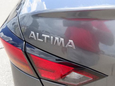 Used 2025 Nissan Altima 2.5 SV FWD image 11