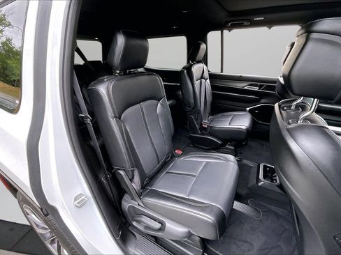 Certified 2025 Jeep Wagoneer Series III w/ Premium Group I AWD/4WD image 26