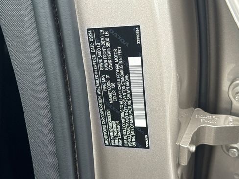 Used 2025 Volvo XC60 B5 Core image 40