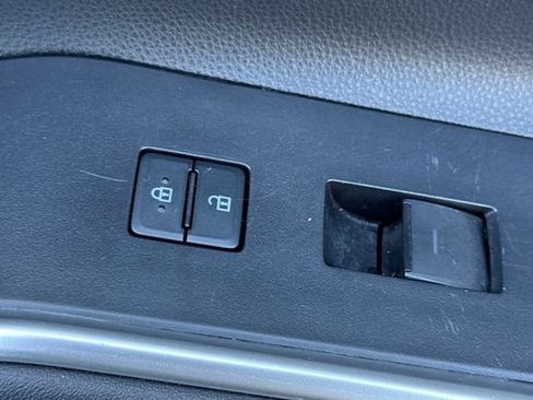 Used 2023 Toyota Highlander XLE FWD image 23