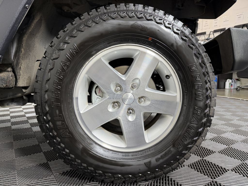 Used 2007 Jeep Wrangler Rubicon w/ Dual Top Group AWD/4WD image 41