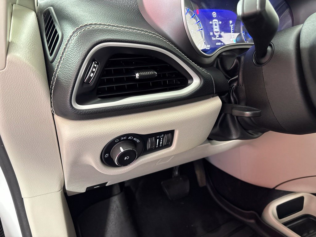 Used 2022 Chrysler Pacifica Touring-L AWD/4WD image 28