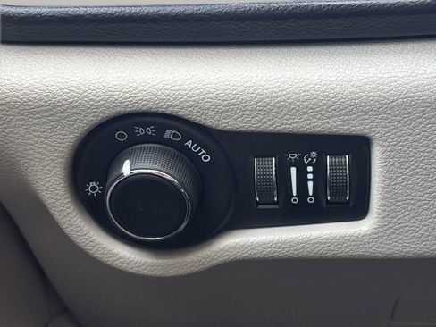 Used 2021 Chrysler Voyager LX image 24