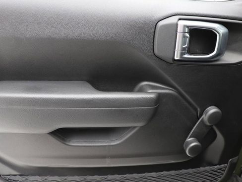 Used 2023 Jeep Gladiator Sport image 16