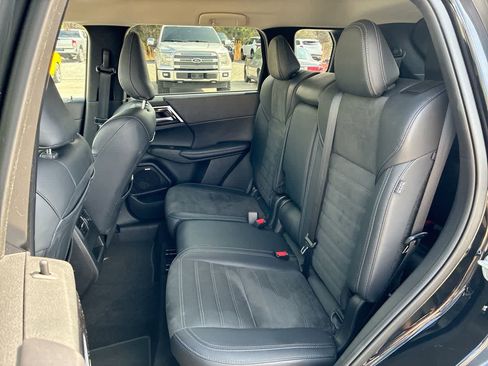 Used 2025 Mitsubishi Outlander SE image 31