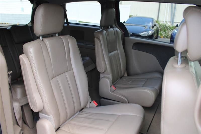 Used 2013 Chrysler Town & Country Touring FWD image 12