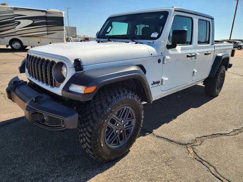 Used 2025 Jeep Gladiator Sport AWD/4WD image 3