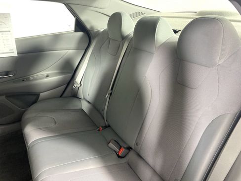 Used 2021 Hyundai Elantra SE FWD image 30