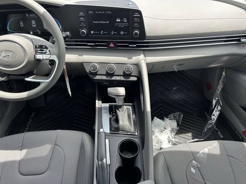 Certified 2026 Hyundai Elantra SE FWD image 17