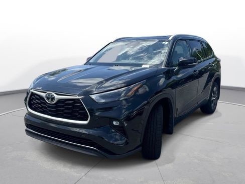Used 2022 Toyota Highlander XLE AWD/4WD image 2