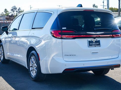New 2026 Chrysler Pacifica Select image 6