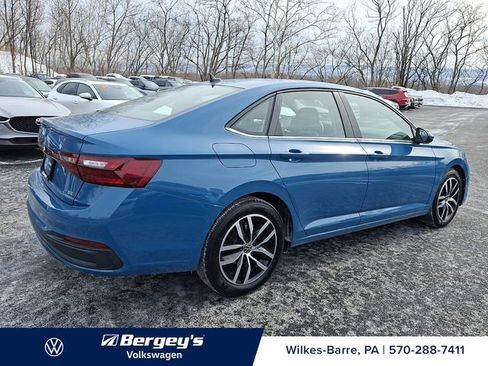 Certified 2025 Volkswagen Jetta SE image 5