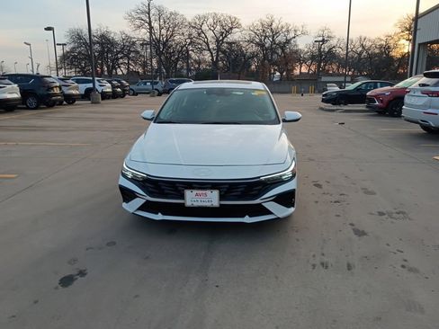 Used 2025 Hyundai Elantra SEL image 2