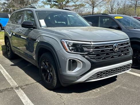 Certified 2025 Volkswagen Atlas Peak Edition SE image 1