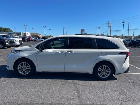 Used 2023 Toyota Sienna XSE AWD/4WD image 14