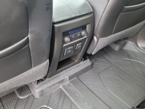 Used 2023 Chevrolet Traverse LT w/ LT Premium Package image 28