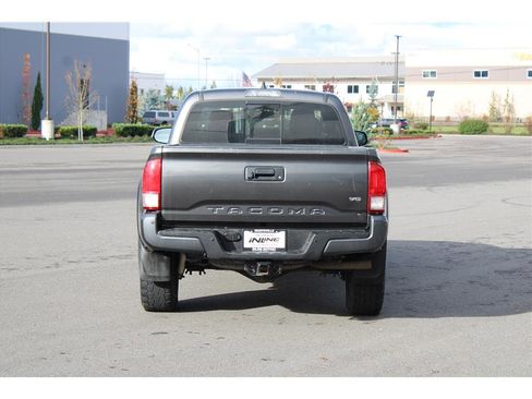 Used 2017 Toyota Tacoma TRD Off-Road w/ Premium & Technology Package image 3