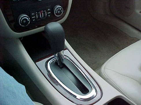 Used 2009 Chevrolet Impala LT w/ Luxury Edition Package FWD image 30