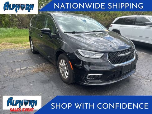 Used 2023 Chrysler Pacifica Touring-L FWD image 1