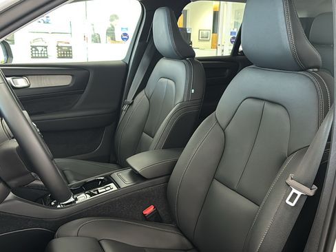 Used 2025 Volvo XC40 B5 Ultra AWD/4WD image 23