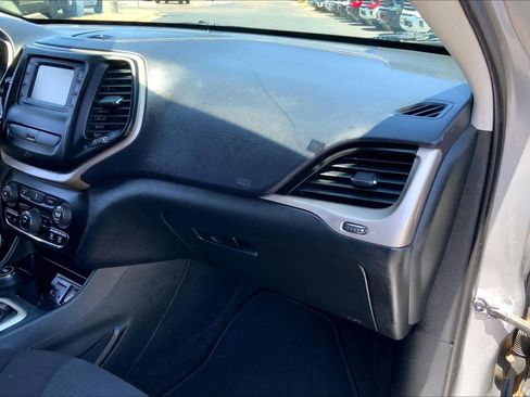 Used 2015 Jeep Cherokee Latitude AWD/4WD image 18