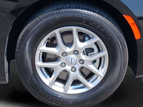 Used 2025 Chrysler Pacifica Select FWD image 11