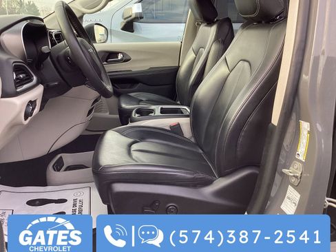 Used 2023 Chrysler Pacifica Touring-L FWD image 12