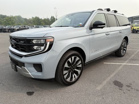 Used 2025 Ford Expedition Max Platinum w/ Driver's Package AWD/4WD image 8