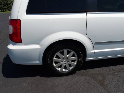 Used 2015 Chrysler Town & Country Touring FWD image 36