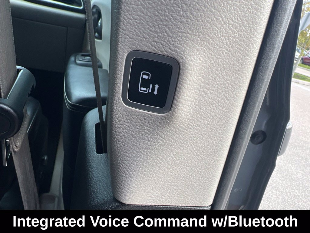 Used 2022 Chrysler Pacifica Touring-L w/ Uconnect Theater Family Group FWD image 17
