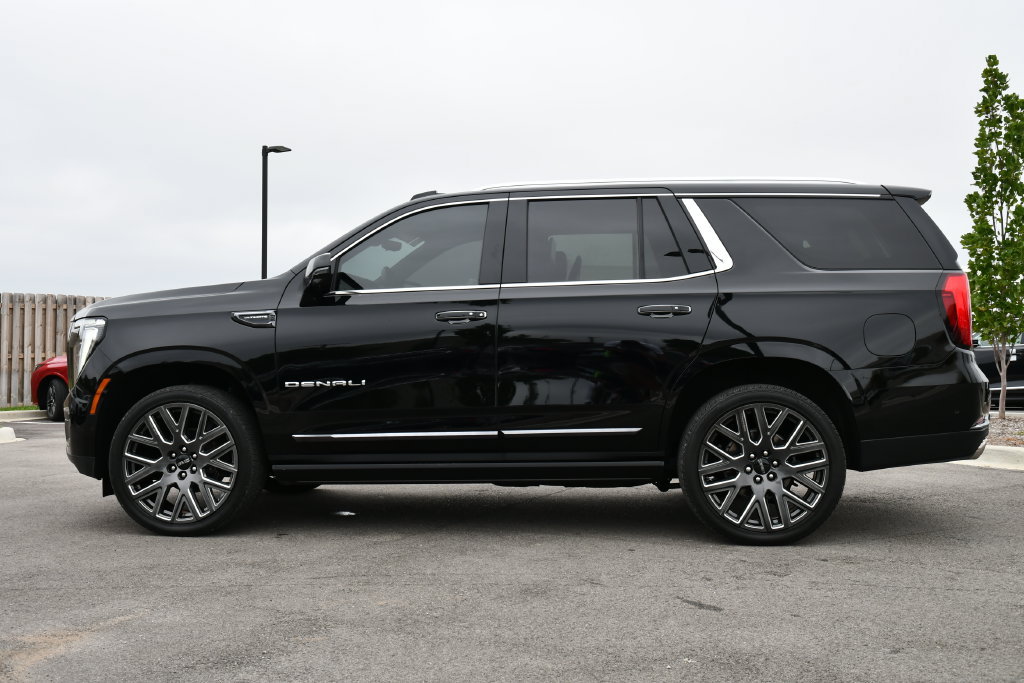 Used 2025 GMC Yukon Denali Ultimate w/ LPO, Floor Liner Package AWD/4WD image 6