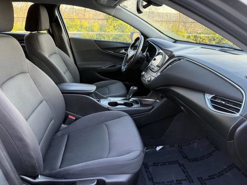 Used 2017 Chevrolet Malibu LT image 14
