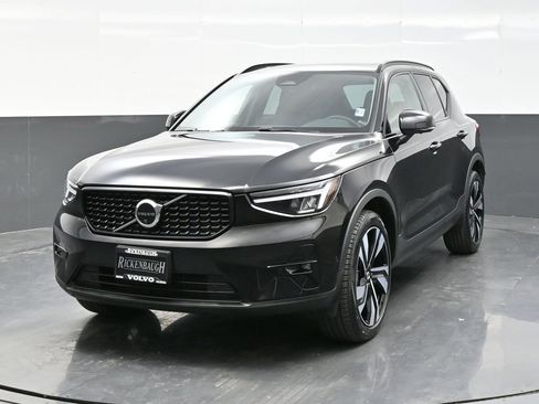 Used 2025 Volvo XC40 B5 Plus image 2