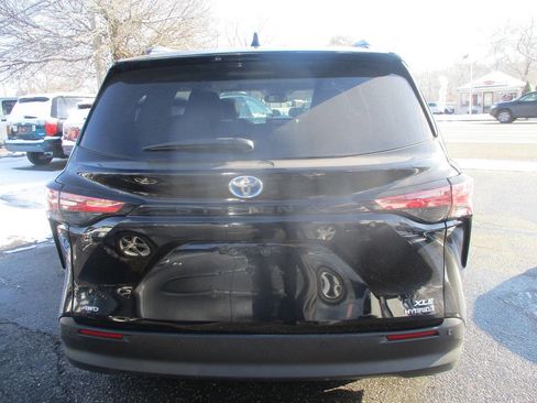 Used 2021 Toyota Sienna XLE image 3