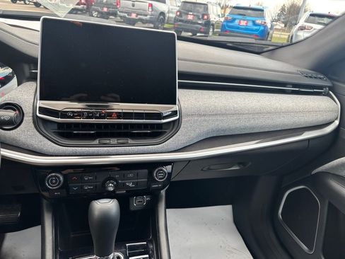 Used 2023 Jeep Compass Latitude image 15