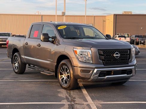 Used 2024 Nissan Titan SV w/ SV Convenience Package image 2