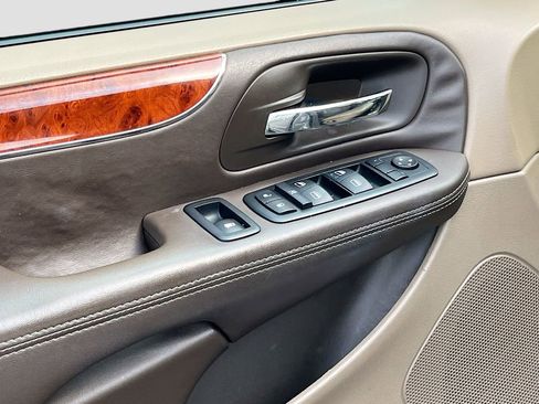 Used 2014 Chrysler Town & Country Touring image 17
