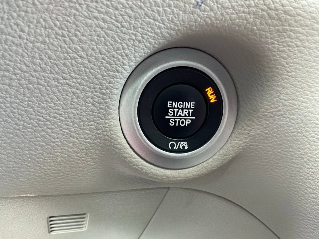 Used 2023 Chrysler Pacifica Limited FWD image 45