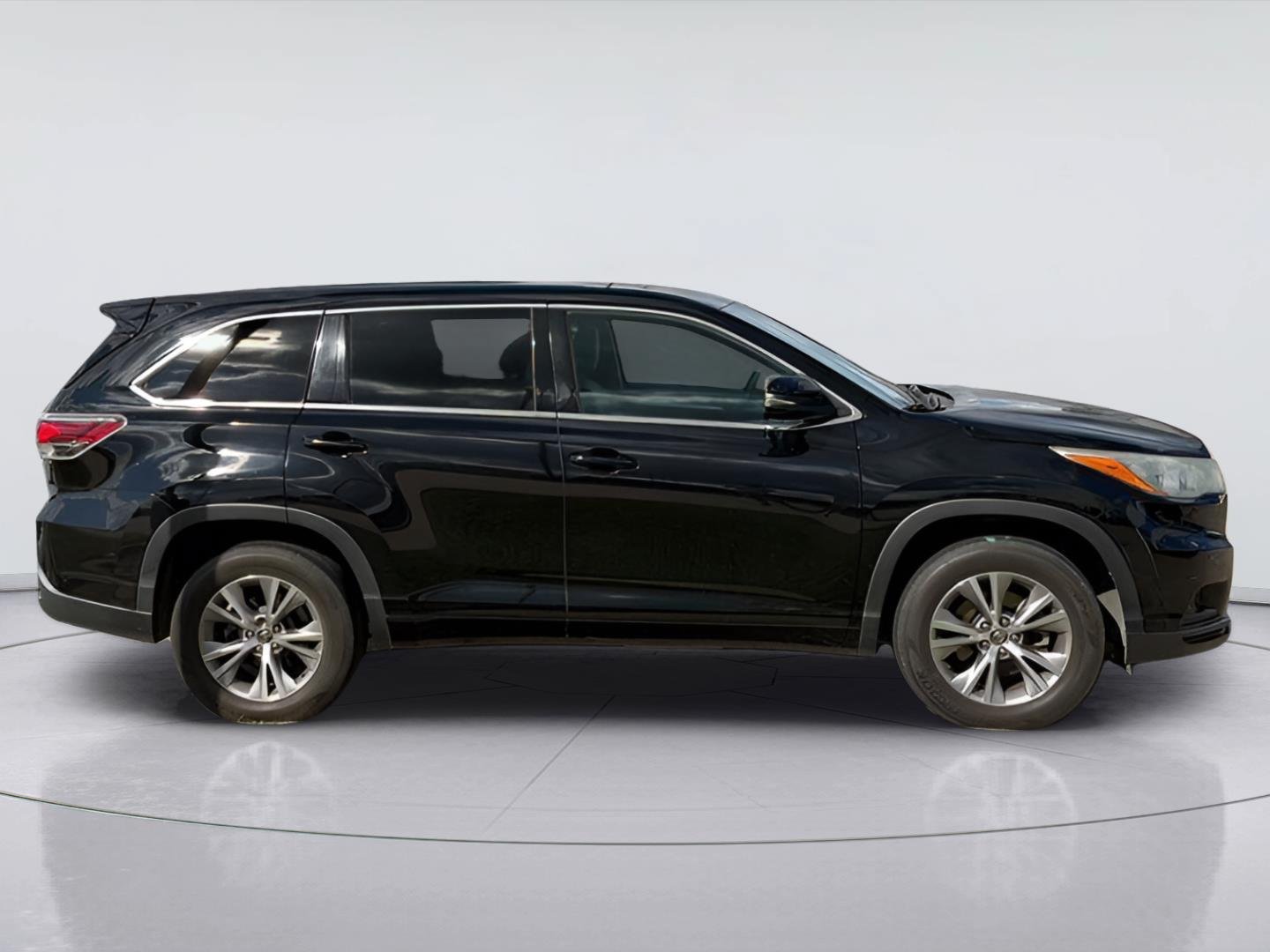 Used 2016 Toyota Highlander Plus FWD image 5