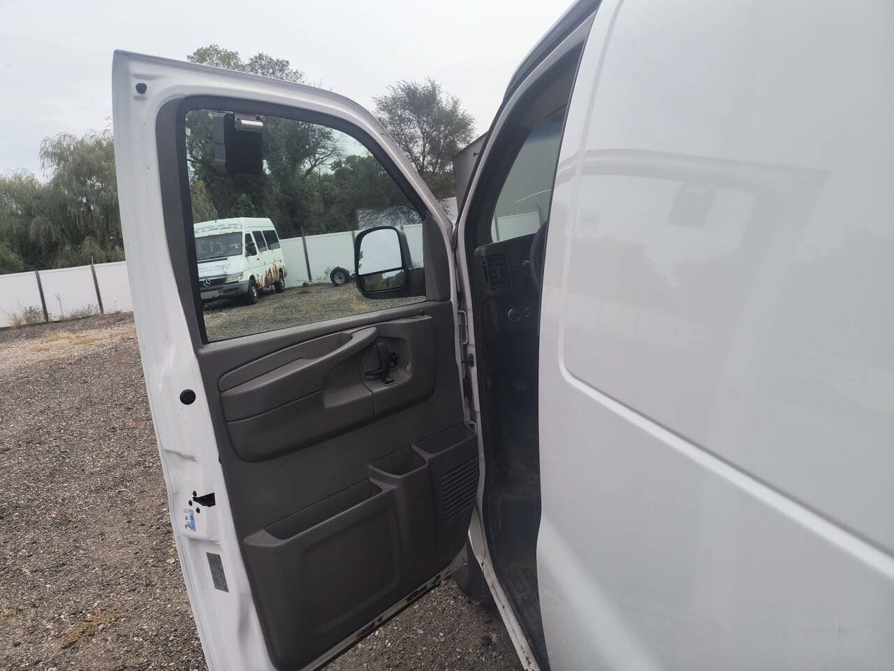 Used 2014 Chevrolet Express 2500 RWD image 21