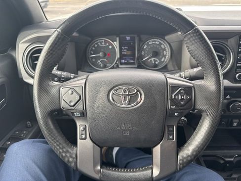 Used 2022 Toyota Tacoma TRD Off-Road w/ Technology Package image 15