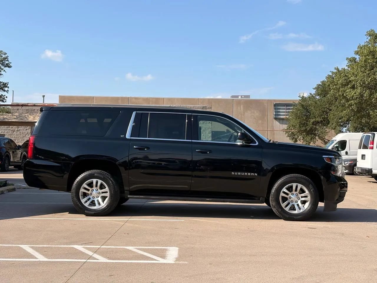 Used 2019 Chevrolet Suburban LT RWD image 2