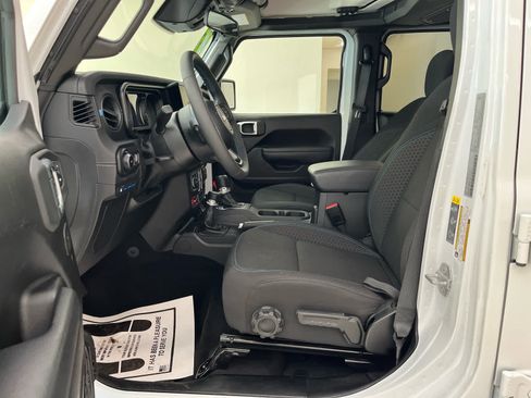 Used 2025 Jeep Wrangler Unlimited Rubicon 4xe w/ Safety Group AWD/4WD image 17