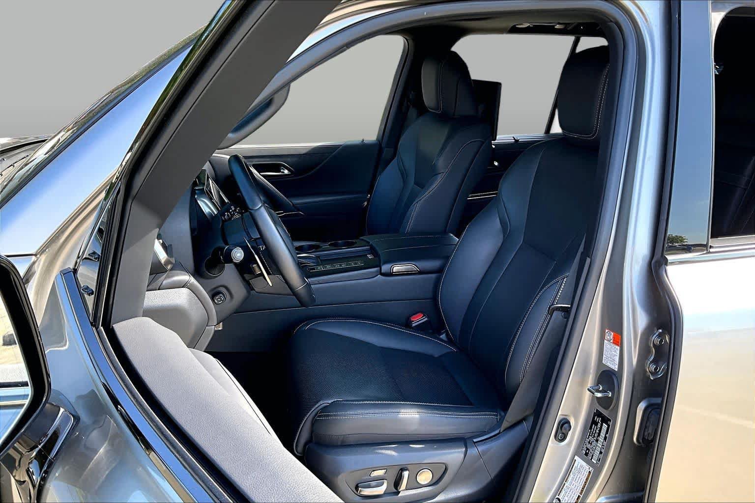 Used 2023 Lexus LX 600 4WD w/ Appearance Package image 7