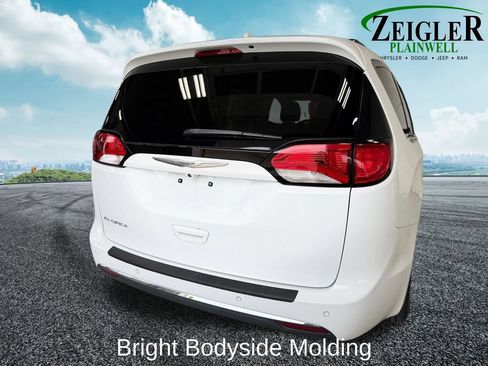 Used 2017 Chrysler Pacifica Touring-L FWD image 5