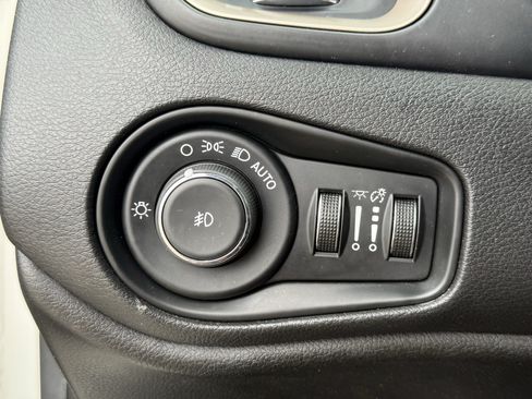 Used 2015 Jeep Renegade Latitude w/ Popular Equipment Group FWD image 25
